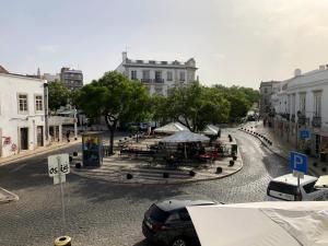 ulica miejska z samochodami zaparkowanymi na drodze w obiekcie Palacete da Baixa by MY CHOICE w Faro