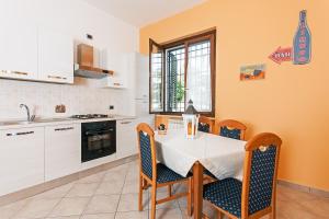 a kitchen with a table and chairs in a room at Al Rivobello in Rivotorto