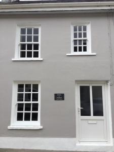 uma casa branca com janelas brancas e uma porta em bwthyn y porthmyn em Llandovery
