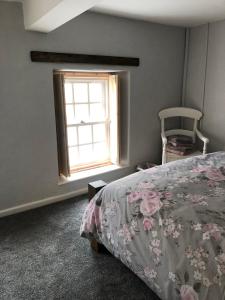 Un pat sau paturi într-o cameră la bwthyn y porthmyn