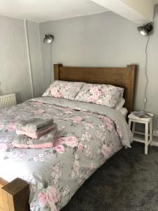 Un pat sau paturi într-o cameră la bwthyn y porthmyn