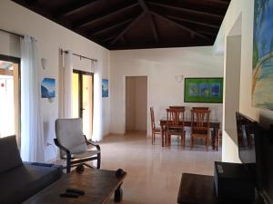 TV a/nebo společenská místnost v ubytování Villa Oasis II