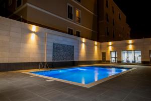 a swimming pool in the middle of a building at Beata Garden Serviced Apartment بياتا جاردن للشقق المخدومة in Al Khobar