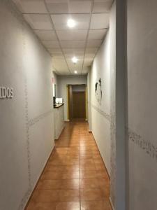 un pasillo en un edificio de oficinas con un pasillo en Hostal Casa Alonso, en Atarfe