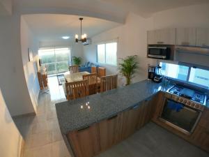 A kitchen or kitchenette at Boca PentHouses - Tampiquera