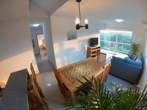 sala de estar con bañera y sofá azul en Boca PentHouses - Tampiquera en Boca del Río