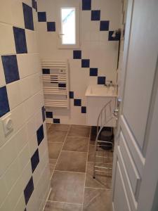 a bathroom with a sink and blue and white tiles at appartement Violette in La Guerche-sur-lʼAubois