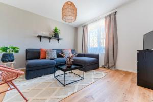 a living room with a blue couch and a table at Vinum.Lodge Spitz in der Wachau in Spitz