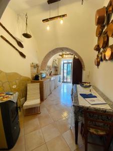 a large kitchen with an archway and a living room at Grele Dwelling - La Dimora nel Borgo in Guardiagrele