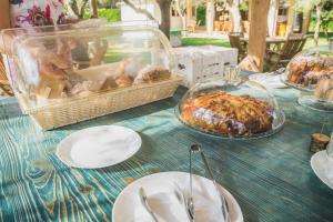 un tavolo con piatti e cibo sopra di esso di Bio Agriturismo Salos ad Alimini