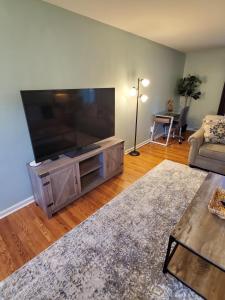 sala de estar con TV de pantalla plana grande en Andrea Abode home, en Lexington