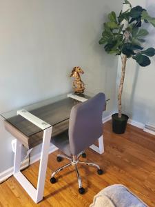 un escritorio y una silla en una habitación con una planta en Andrea Abode home, en Lexington