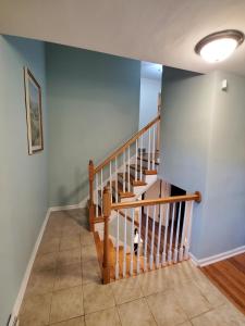una escalera en una casa con paredes azules en Andrea Abode home, en Lexington
