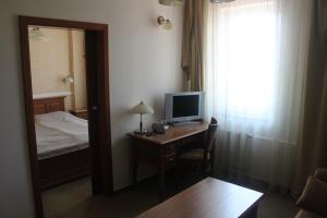 Televízia a/alebo spoločenská miestnosť v ubytovaní Hotel Dominika