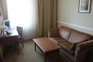 Televízia a/alebo spoločenská miestnosť v ubytovaní Hotel Dominika