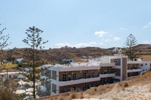 um edifício no topo de uma colina em Porto Castello em Fira