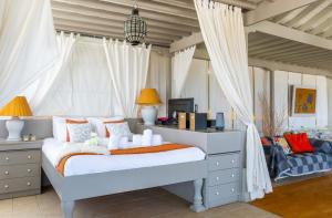 Katil atau katil-katil dalam bilik di Ocean View Penthouse - Central Location - 100m to the Beach
