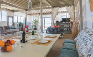 Ruang duduk di Ocean View Penthouse - Central Location - 100m to the Beach