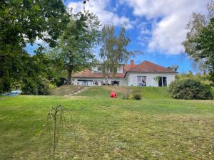 a house on top of a grassy hill at Chambre ambiance campagne chic in Freneuse