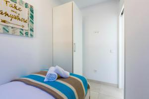 Posteľ alebo postele v izbe v ubytovaní Seafront Boutique CalaBeach Rincón de la Victoria