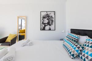 Posteľ alebo postele v izbe v ubytovaní Seafront Boutique CalaBeach Rincón de la Victoria