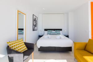 Posteľ alebo postele v izbe v ubytovaní Seafront Boutique CalaBeach Rincón de la Victoria