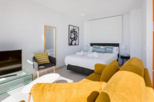 Posteľ alebo postele v izbe v ubytovaní Seafront Boutique CalaBeach Rincón de la Victoria