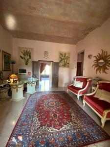salon z dużym dywanem na podłodze w obiekcie Dama Estense w mieście Copparo