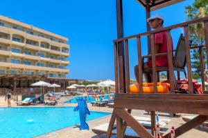Bazén v ubytování Sun Beach Resort nebo v jeho okolí