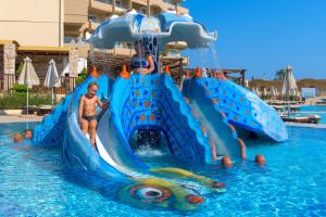 Bazén v ubytování Sun Beach Resort nebo v jeho okolí