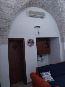 salon z kanapą i sufitem w obiekcie Soggiornare In Centro w Alberobello