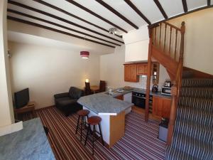 eine Küche und ein Wohnzimmer mit einem Tisch und einem Sofa in der Unterkunft Tennyson Retreat in Lincoln