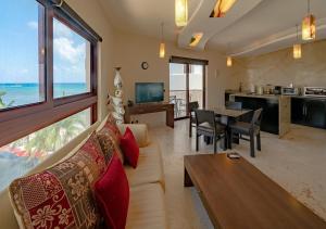 Gallery image of Condo Surf 407 - Beachfront Oceanview 1 Bedroom Condo Rental - at El Faro condos in Playa del Carmen