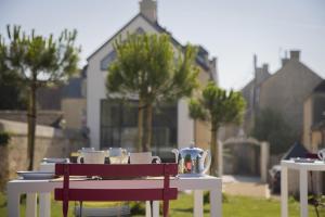 une table avec des assiettes et des tasses en haut dans l'établissement Villa Juno - Saint-Aubin-sur-Mer - Côte de nacre - Normandie - Plage débarquement, à Saint-Aubin-sur-Mer