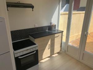 Kuchyň nebo kuchyňský kout v ubytování Maison La perle du Tréport 2 étoiles avec cour à 5 mns à pied la plage