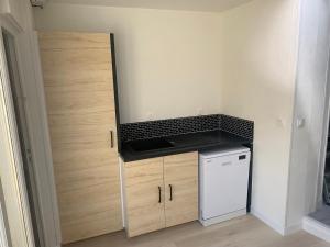 Kuchyň nebo kuchyňský kout v ubytování Maison La perle du Tréport 2 étoiles avec cour à 5 mns à pied la plage + 11 fotografií