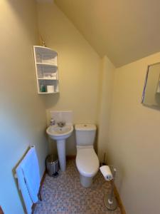 ein kleines Badezimmer mit Toilette und Waschbecken in der Unterkunft Ardlinnhe Cottage in Fort William + 3 Fotos