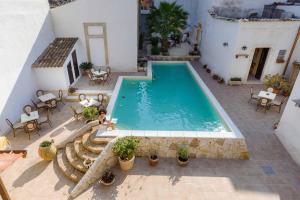 - une vue sur la piscine dans une maison dans l'établissement Morfeo Charming Rooms & Relax, à Avola