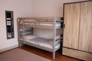 Bunk bed o mga bunk bed sa kuwarto sa Villa le Tramway