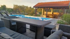 Bazén v ubytovaní Olive Tree House with Jacuzzi, WiFi and 40m2 pool alebo v jeho blízkosti