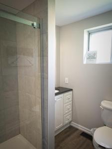 ein Badezimmer mit Dusche und Toilette in der Unterkunft Gateside Chalets 6 Bedroom Hot Tub Near Village in Blue Mountains