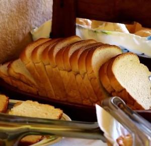een brood dat in een doos ligt met wat brood bij Pousada Maresia do Sargi in Uruçuca +15 foto's