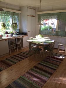 una cucina e una sala da pranzo con tavolo e sedie di Huone Rauhallisessa Mummolassa a Kalajoki