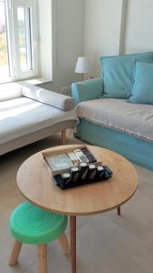 uma sala de estar com uma mesa de centro e um sofá em ISALO Villa em Makry Gialos