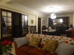 salon z kanapą i jadalnią w obiekcie Casa das Camélias - I.B.G. HOME w mieście Ericeira