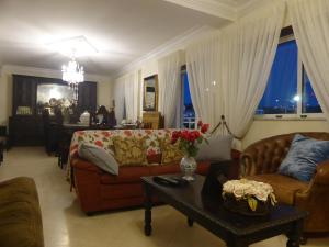 salon z kanapą i stolikiem kawowym w obiekcie Casa das Camélias - I.B.G. HOME w mieście Ericeira
