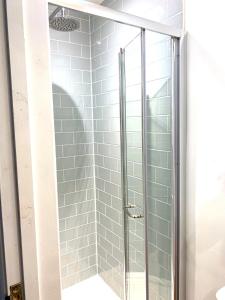 eine Dusche mit blauen Fliesen in einem Badezimmer in der Unterkunft Cornwall, Looe - Magical Pendriffey in Pelynt + 28 Fotos