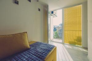een slaapkamer met een bed en een groot raam bij Hristovi apartments in Skopje