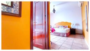 una puerta abierta a un dormitorio con cama en Hotel Andalou en Montellano