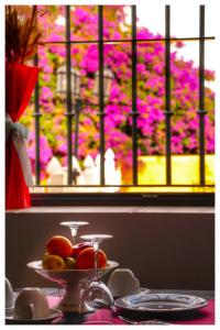 um prato de fruta numa mesa em frente a uma janela em Hotel Andalou em Montellano